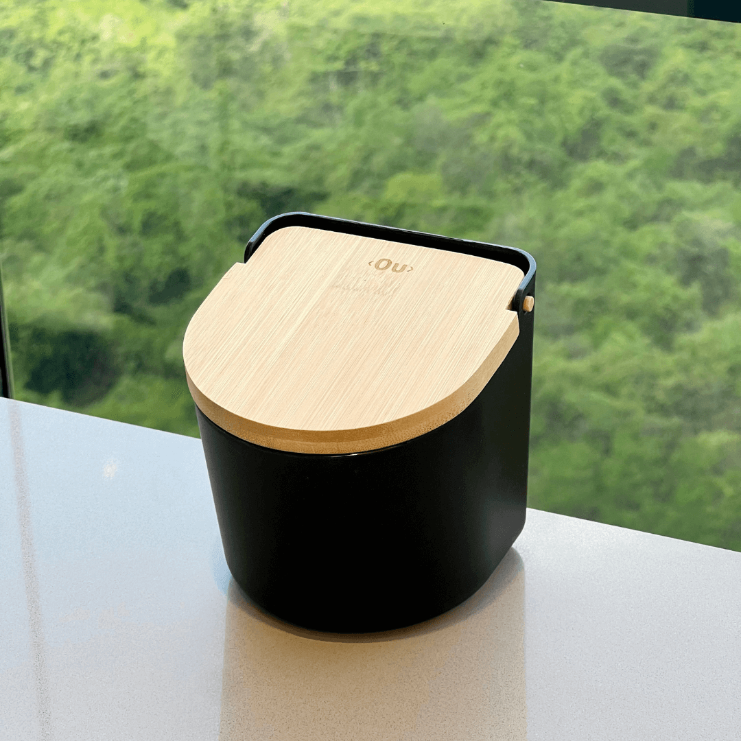 Salt shaker Lume Black with lid of Bamboo Black 500g